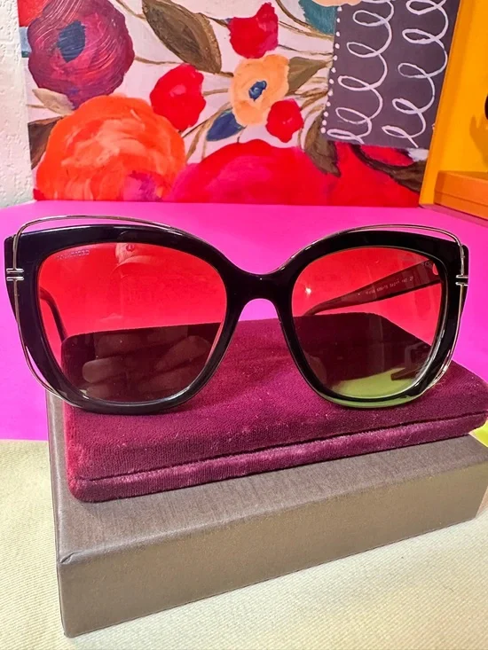 Tiffany & Co. Black Cat-Eye Sunglasses no scratches in great condition - Picture 9 of 12